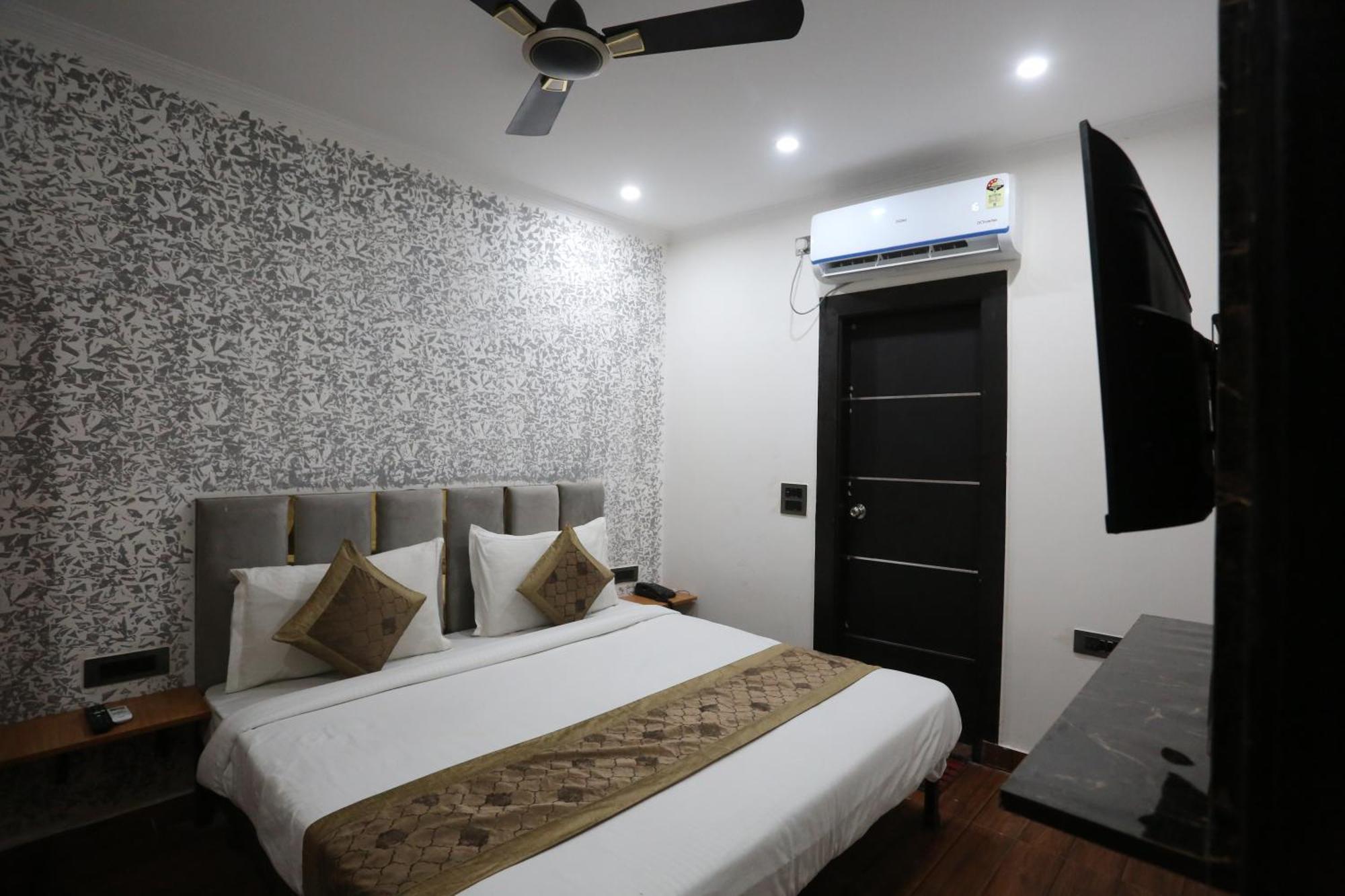 Hotel Twamev Couple Friendly Laxmi Nagar Nova Deli Exterior foto